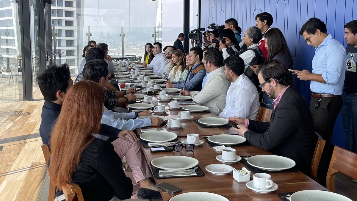 Las comisiones de Jóvenes Empresarios de #COPARMEXPuebla, <a href="/canacintrap/">Canacintra Puebla</a> y <a href="/CCEPuebla/">CCE Puebla</a> sostuvieron un diálogo con <a href="/marioriestra/">Mario Riestra Piña</a> y <a href="/rafacanedo/">Rafael Canedo 🚢</a>, candidatos a la presidencia municipal de #Puebla. El objetivo fue escuchar sus propuestas que beneficien a los jóvenes empresarios y
