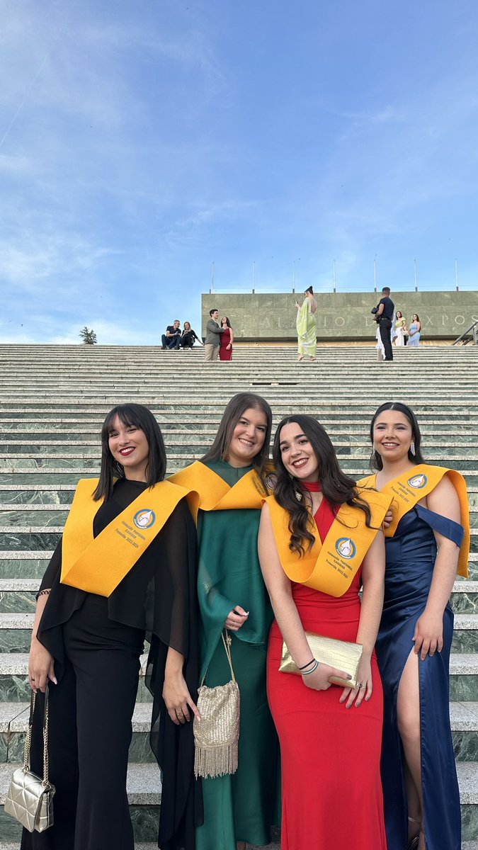 rociogonm's tweet photo. Gracias por tantísimo

Mamá y Papá por darme esta oportunidad
Alba, María y Gema por acompañarme en ella

Para siempre ❤️ https://t.co/dFV0wVTczB