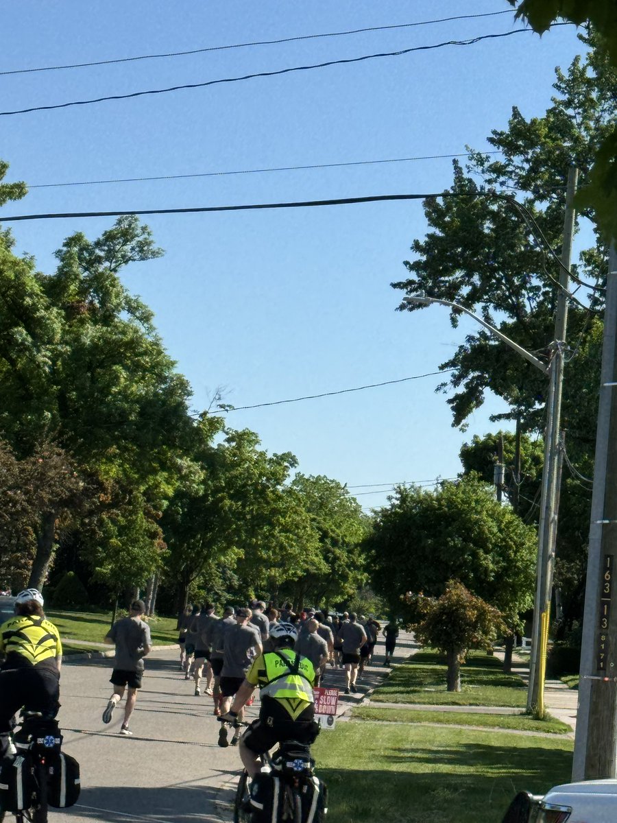 Stingrays lined the sidewalk this morning to cheer on the Halton Police during their Torch Run! #proudtobeastingray <a href="/HaltonPolice/">Halton Police</a>