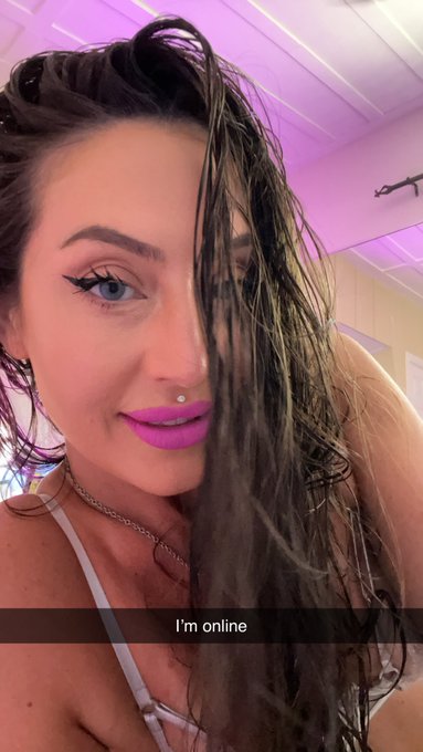 I&rsquo;m online 🩷 https://t.co/H9TCALMUd9