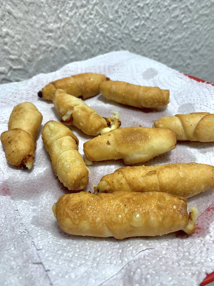 Querido twitter, necesito de su ayuda. 

Mi papá se quedó sin moto el día martes ,el es mototaxista  y con esos nos bandeamos los gastos,estamos vendiendo bandejas de dedito x20 unidades a 11 mil pesos, están listos para freír y tenemos domicilio en bquilla y soledad