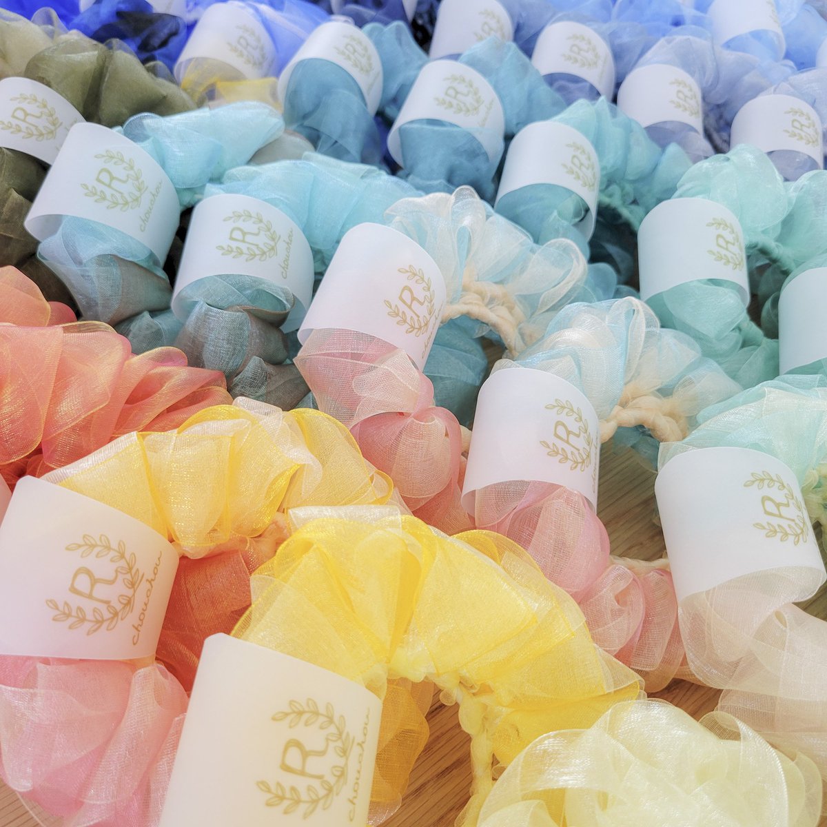 sawa_design28's tweet photo. #シ���ーズ化した作品が見たい

R chouchou の代表作
ドーナツシュシュ❤🩷💛💚🩵💙💜

花や鳥、スイーツなどのモチーフを
リボンの色彩で表現しています🍩🐿️🎨 https://t.co/BDmkVAa5bU