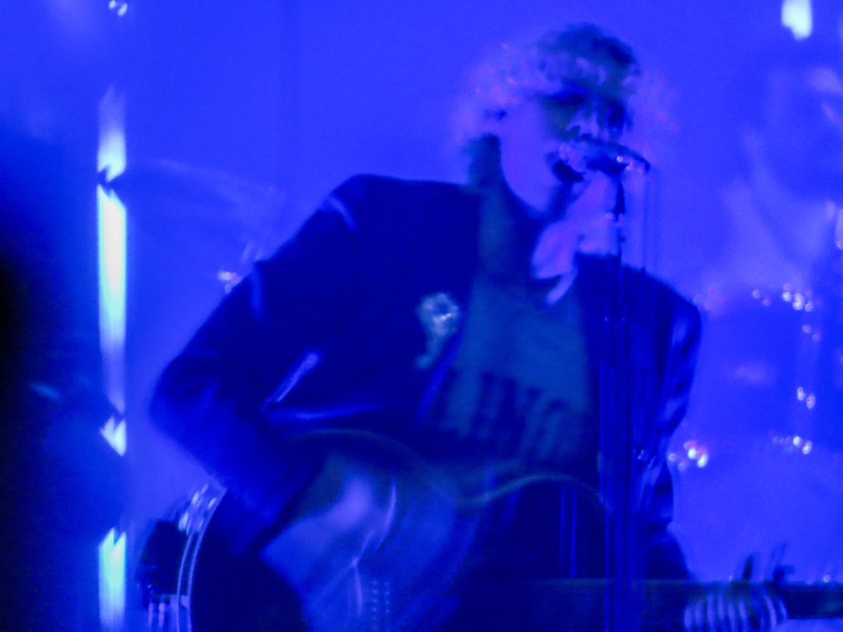 moodswingsvol6's tweet photo. finally edited my luke pictures #NostalgiaForChicago https://t.co/TcnDEQjIUe