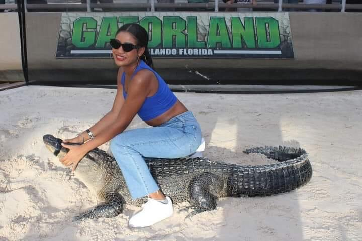 Mi amiga callandome la boca porque voy a dar mi humilde opinión