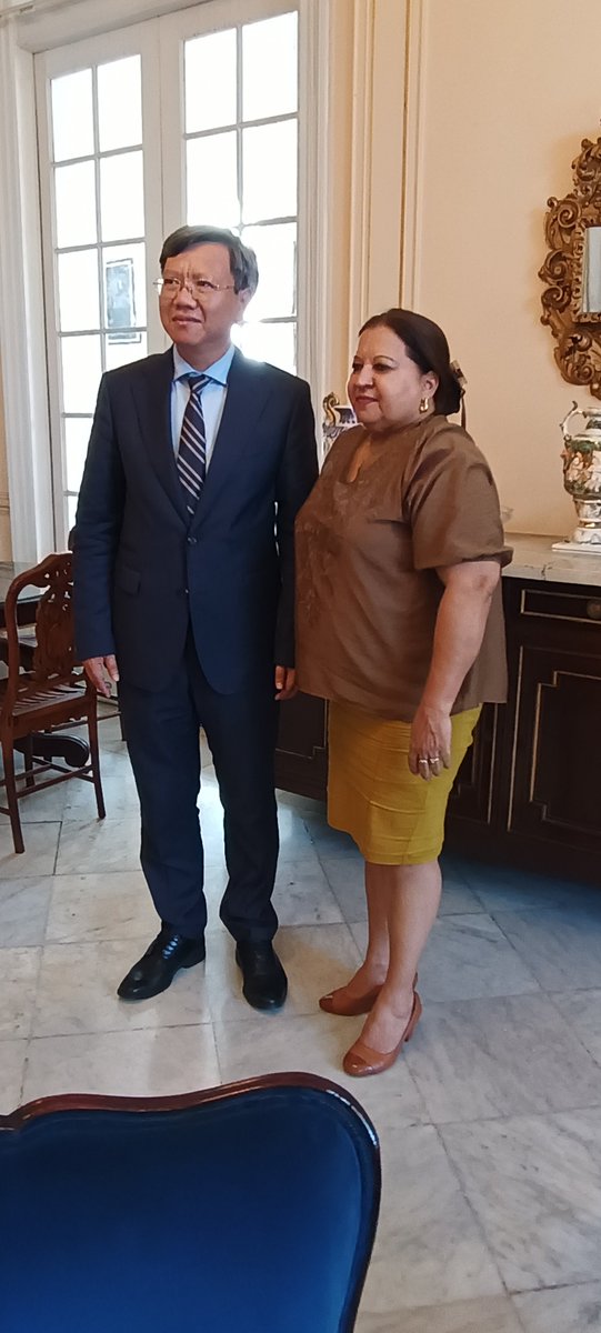 Recibe @TeresaBoue Secretaria General de la #FMC a Embajador de la República Socialista de Vietnam en #Cuba 🇨🇺. Ratificando excelentes lazos de amistad existentes entre ambos paises. #CubaNoEstáSola #MujeresEnRevolución