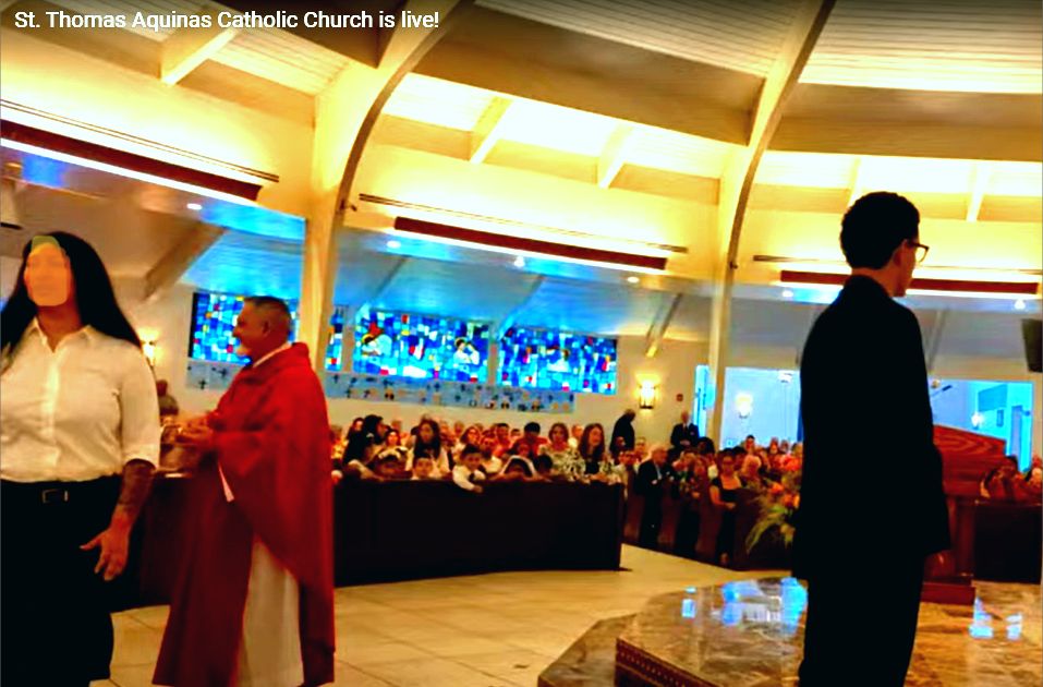 #BreakingNews Priest Bites a Woman to Prevent Eucharistic Desecration after She Grabbed Communion Hosts during Mass and the Priest is Charged by Police - VIDEO catholicnewsworld.com/2024/05/breaki…