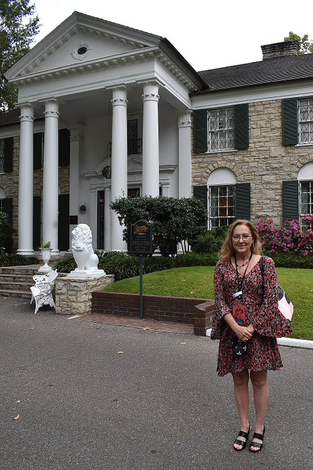 Someone tried to steal Graceland! Don't mess with the King baby! https://t.co/7jCI8dLiAL