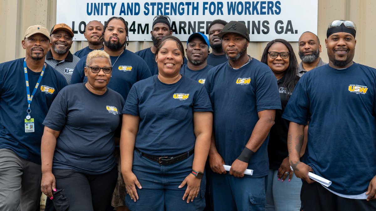 ✊🏾📃Congrats to USW members at Blue Bird in Fort Valley, Ga., who just ratified their first union contract, raising wages and improving working conditions for more than 1,500 workers! This is solidarity in action! Read more: usw.to/bluebird-contr…