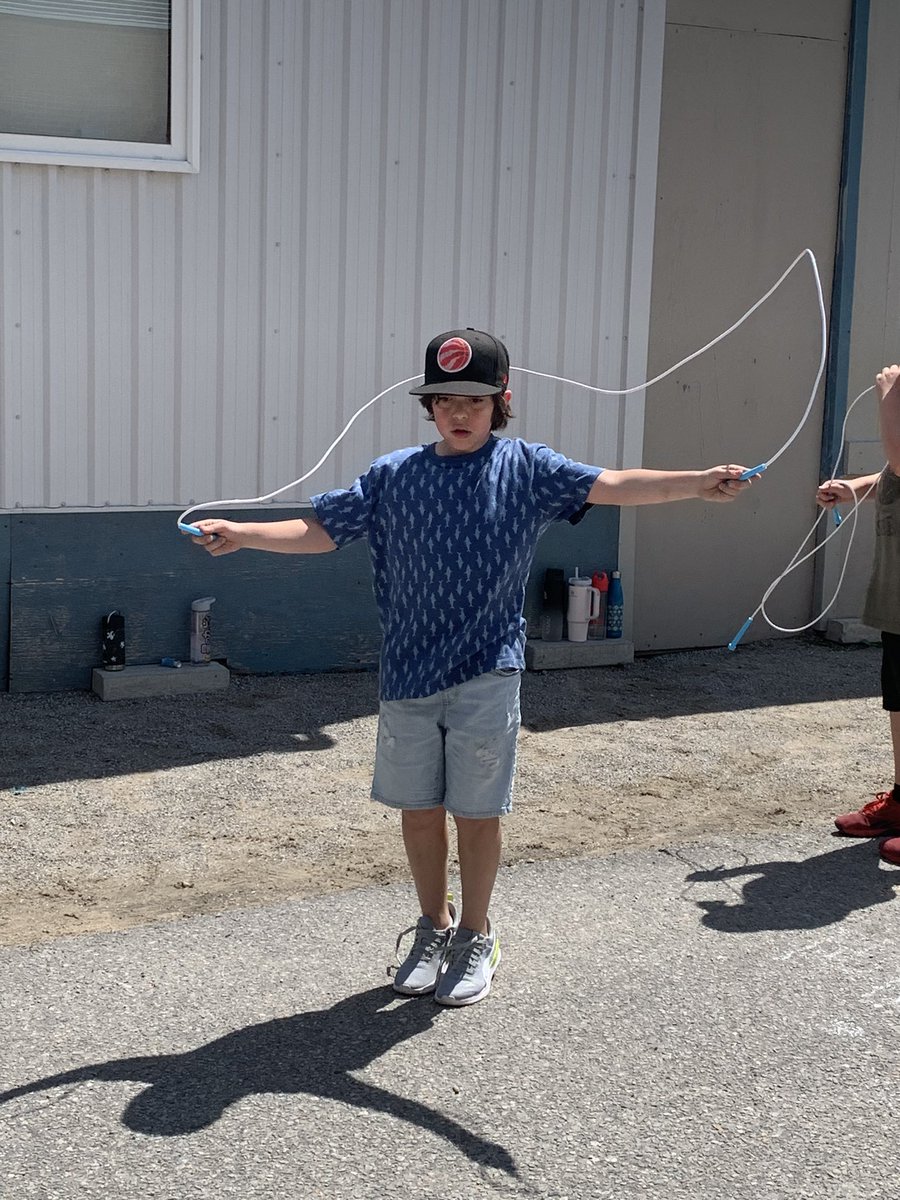 On s’amuse pendant la journée « Saute à cœur » <a href="/ArdaghBluffsPS/">Ardagh Bluffs Public School</a>. We’re working hard outside, skipping during Jump Rope for Heart.