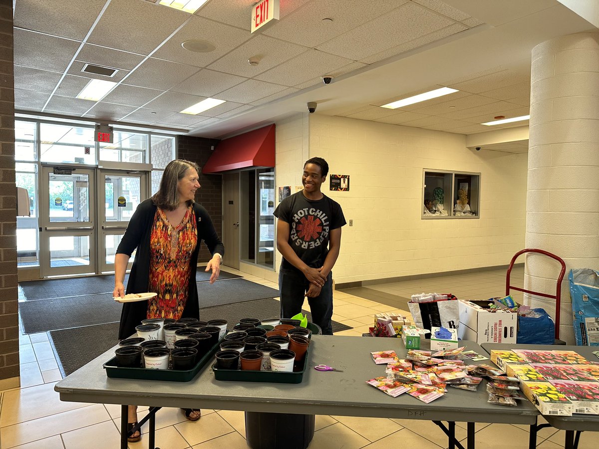 HDSBCCEL's tweet photo. @HaydenHuskies Black families community evening #Director of Education @HaltonDSB #Eleanor McIntosh # Shelita Walkers #Rasa Baksys #Rajani Rao-Peters #Alijcia Gibson.  Lots of activities with parents &amp; community partners💞💪 https://t.co/SuY2ea3n6R