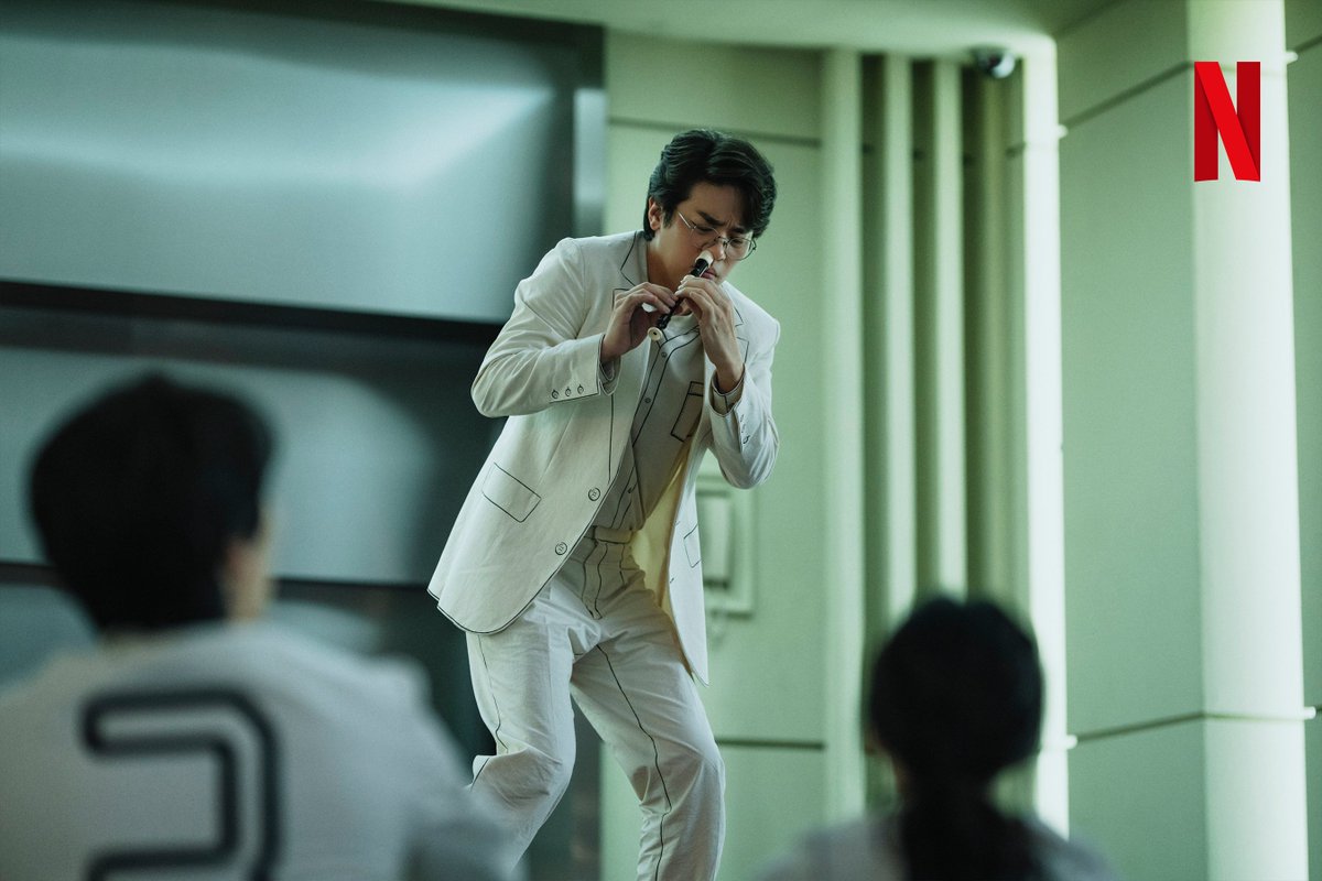 NetflixKR's tweet photo. 주최 측: 이 사람들 지금 진심인데…?

진짜 같은 가짜, 놀이터 같은 전쟁터의 진짜 모습, 미공개 &amp; 비하인드 스틸로 같이 구경해 봐요. <The 8 Show(더 에이트 쇼)> 지금 오직 넷플릭스에서. https://t.co/tRFkxuQQi8