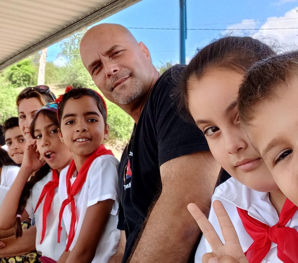En Manajanabo, Santa Clara, compartimos con pioneros de la Escuela Primaria 'Eduardo Reyes Canto'. #Cuba #CDRCuba #SomosDelBarrio
