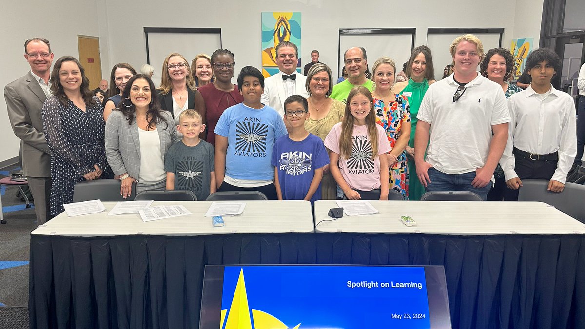 The #SpotlightOnLearning at the #LISDBoard mtg showcased a partnership between @MJAkinElem 5th-graders in FreshInc and @VistaRidgeHS students in INCubatorEDU. This win-win has Akin students showing off their creativity while learning from HS students. Soar on, Aviators! #1LISD