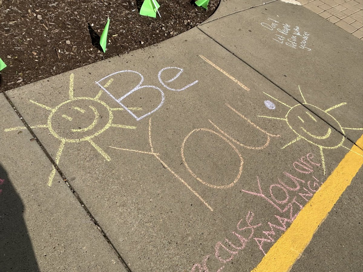 DLSDCounselors's tweet photo. Earlier this week, @deerlakessd Middle School sponsored a Chalk the Walk night. Staff, families, and coaches were invited to leave a message of support and encouragement for our students to be greeted with when they came to school. #DLTogether 💚💛#MentalHealthAwarenessMonth https://t.co/sXssTyC6ta