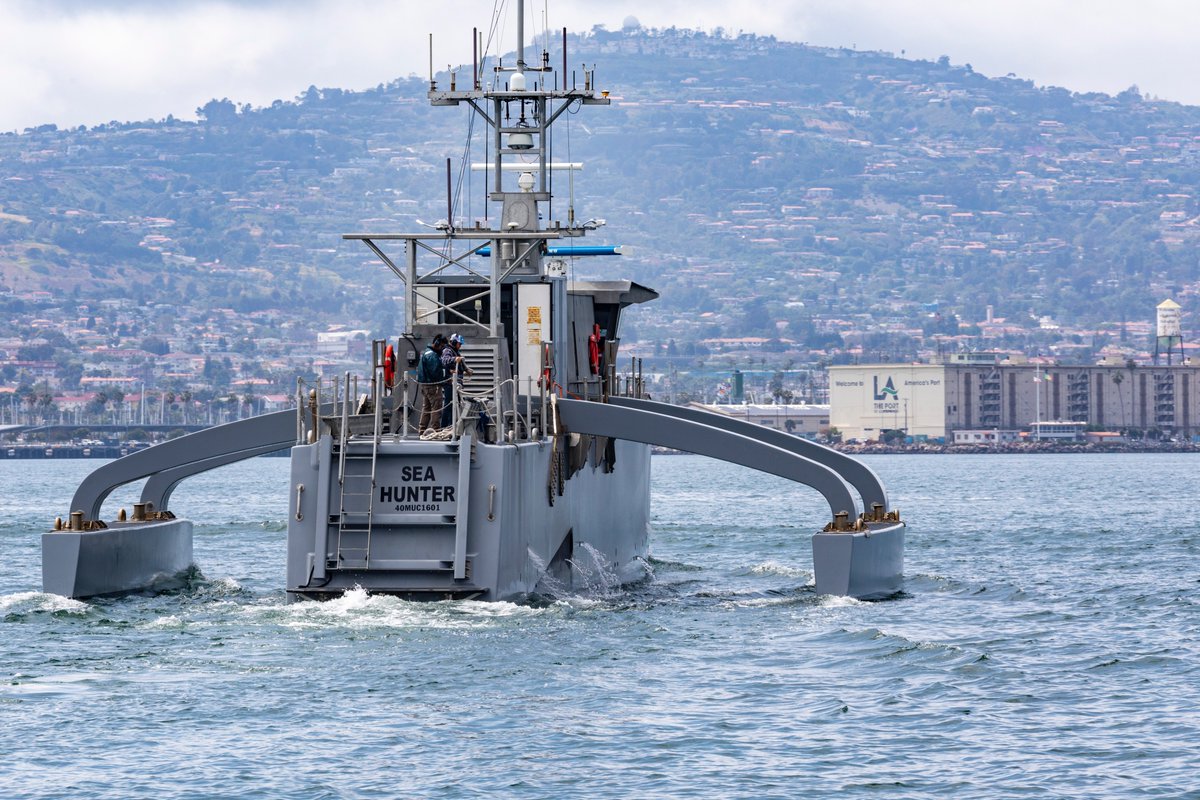 PortofLA's tweet image. 🇺🇸⚓The Port of Los Angeles is proud to welcome @USNavy autonomous unmanned surface vehicle Sea Hunter to Los Angeles for @LAFleetWeek! Public access is limited to the ship’s exterior during the event. Best viewing location: Cabrillo Beach Fishing Pier. #LAFleetWeek2024