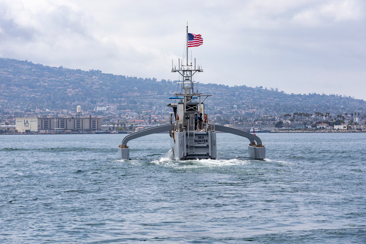 PortofLA's tweet image. 🇺🇸⚓The Port of Los Angeles is proud to welcome @USNavy autonomous unmanned surface vehicle Sea Hunter to Los Angeles for @LAFleetWeek! Public access is limited to the ship’s exterior during the event. Best viewing location: Cabrillo Beach Fishing Pier. #LAFleetWeek2024