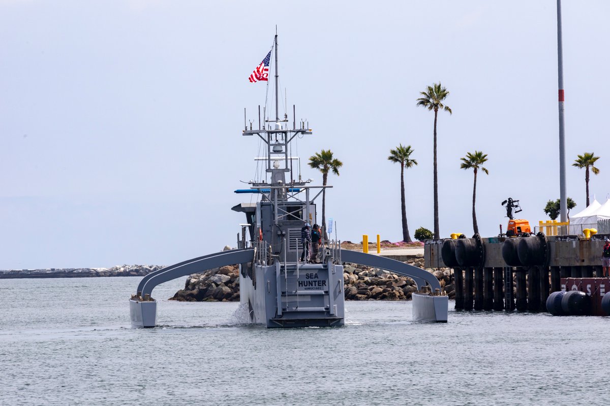 PortofLA's tweet image. 🇺🇸⚓The Port of Los Angeles is proud to welcome @USNavy autonomous unmanned surface vehicle Sea Hunter to Los Angeles for @LAFleetWeek! Public access is limited to the ship’s exterior during the event. Best viewing location: Cabrillo Beach Fishing Pier. #LAFleetWeek2024