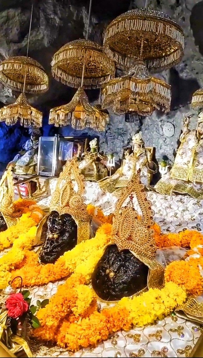 मा सरस्वती महालक्ष्मी महागौरी के पिंडी रूप में दिव्य अलौकिक दर्शन 🙏❣️