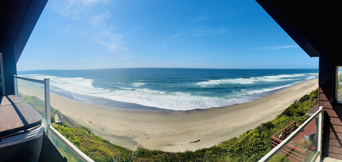 Man, sometimes, the Oregon coast has its sunny days, this being one of them!! 🌊🌤️ #itsabeautifulday