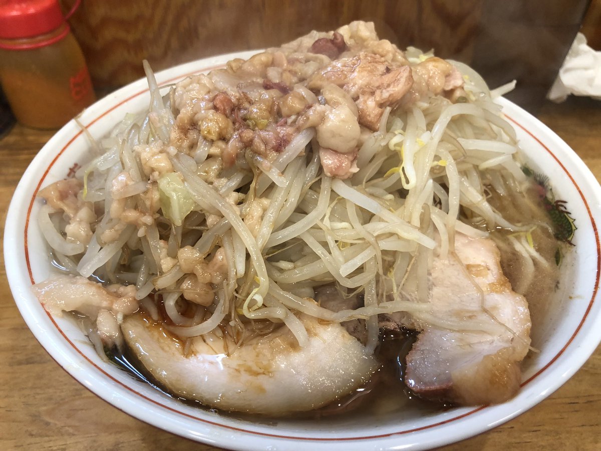 wan200666's tweet photo. ラーメン二郎 前橋千代田橋店
大豚 ﾔｻｲｱﾌﾞﾗｶﾗﾒ
どことなくほっこりした雰囲気を感じるのはお母さんの存在のなせる技か
醤油感をストレートに感じるキリッとスープでやや歯応えの残る細めの麺をすする
豚は厚切りが2枚と薄切りが4.5枚で食感の違いを楽しむ
ご馳走様でした https://t.co/AIBn8eIk8h
