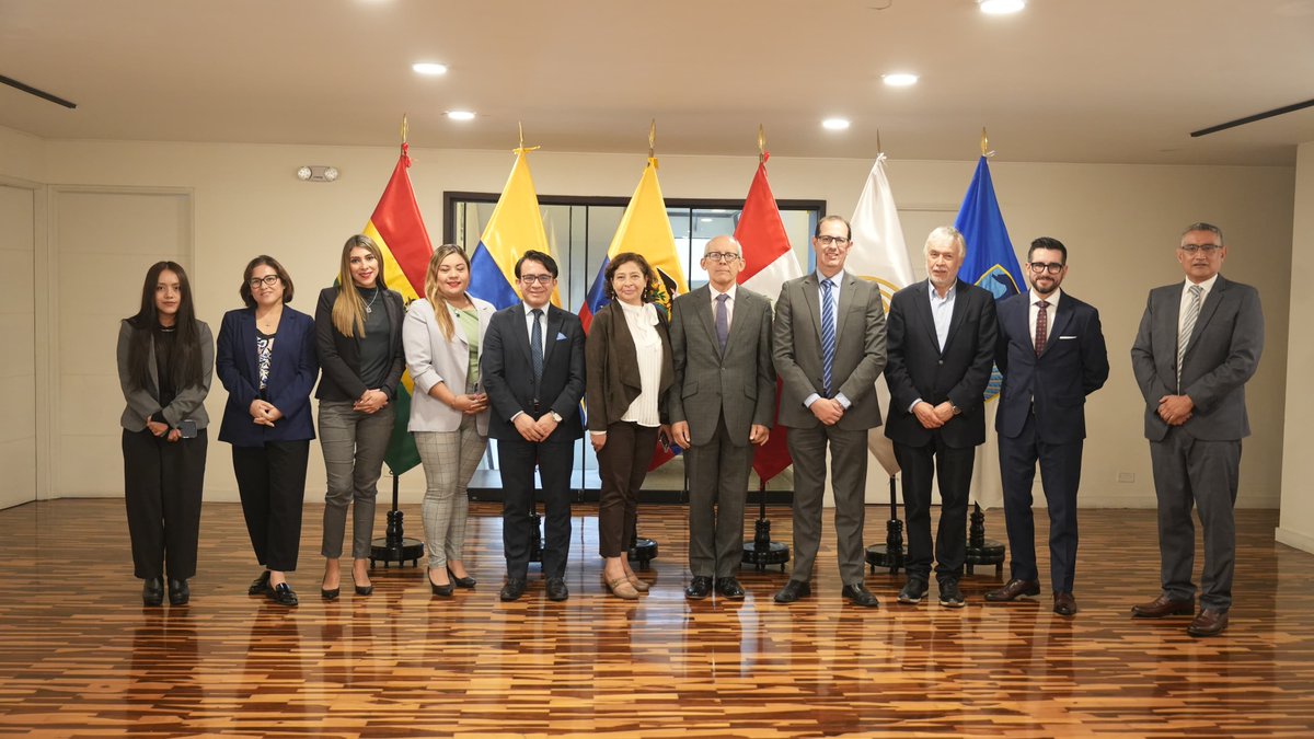 ComunidadAndina's tweet photo. Convocados por #BoliviaPPTCAN, hoy se reunió el Comité Andino Agropecuario.

Participaron representantes de @MDRyTOficial,  @MincomercioCo, @MinAgricultura, @AgriculturaEc, @MINCETUR, @midagriperu y el encargado de funciones de la dirección general de Comercio de la CAN, @AlbertoLoraAg. 

En la sesión, se revisaron los avances de la Agenda Agropecuaria Andina y se coordinó la preparación de la VI Reunión del Consejo de Ministros de Agricultura de la #ComunidadAndina.
