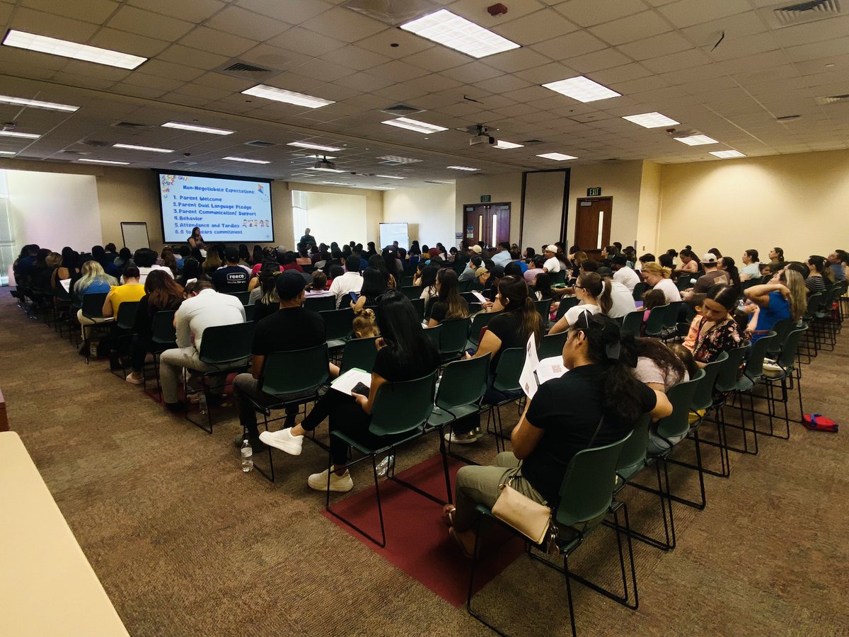Wow Full House! “Welcome Dual Language Parent Information Night” 🤗 

Wow casa llena! Junta de bienvenida para los padres para la Academia de dos idiomas 🤗