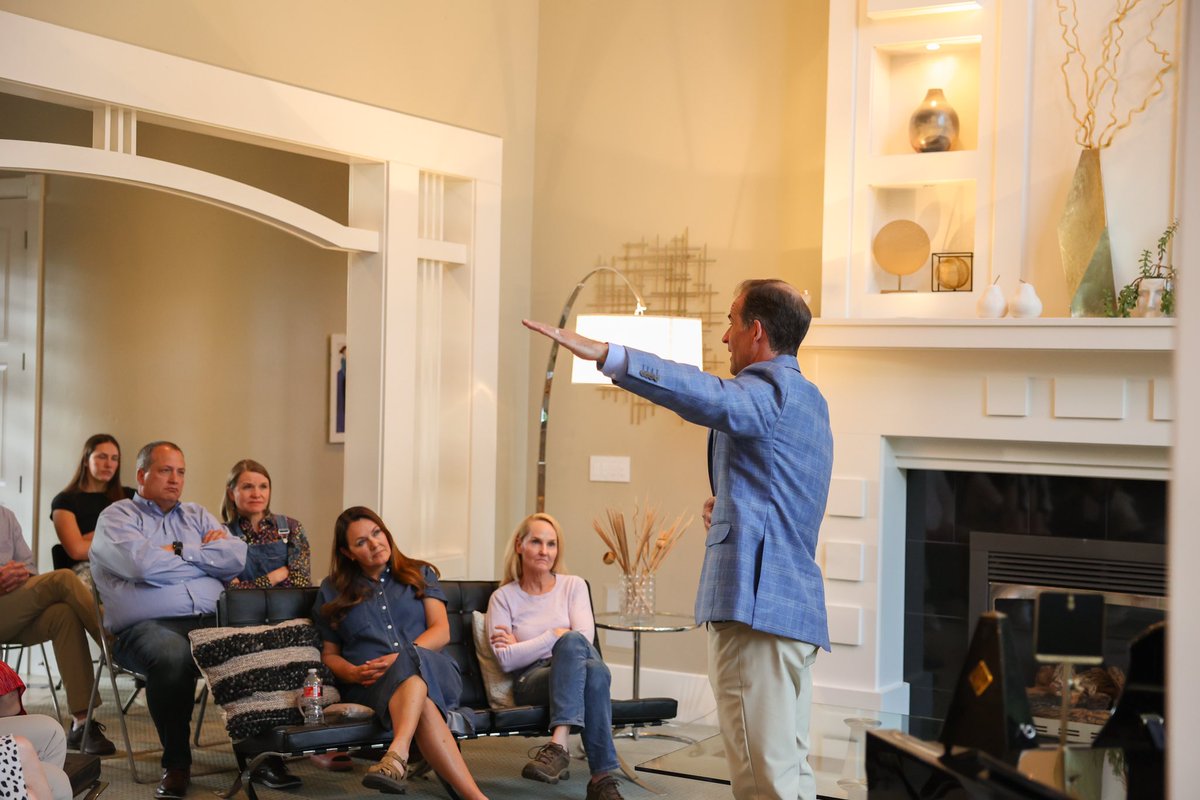 caselawrence's tweet photo. Excellent discussions last night at our cottage meeting. It’s inspiring to meet so many active members of our community here in district 3. Thank you to the Black family for hosting such a great event! #CaseForCongress https://t.co/UF1THpGG4J