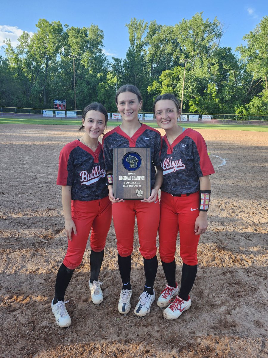 nextgensaWI's tweet photo. Congrats to 3 of our NGSA athletes as they are now Regional Champs in 2024. Congrats New London Bulldogs!! Ellie Winkelman (middle) with the walk off single in the bottom of the 12th.

On to the next Scarlett Rathje, Ellie Winkelman and Bristol Elsholtz. https://t.co/bYyynVyReZ