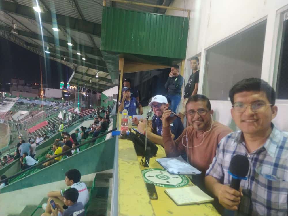 antonioaldaz17's tweet photo. Listos desde el coloso de la Av. Urbina, juega la Capira #LDUP vs #LeonesDeJunín #3Fecha @AscensoEcuador #Manabí les invito a escuchar la transmisión por #SonoOnda 99.7 FM. ⚽📺🎙️📻 https://t.co/UASimi0ODG