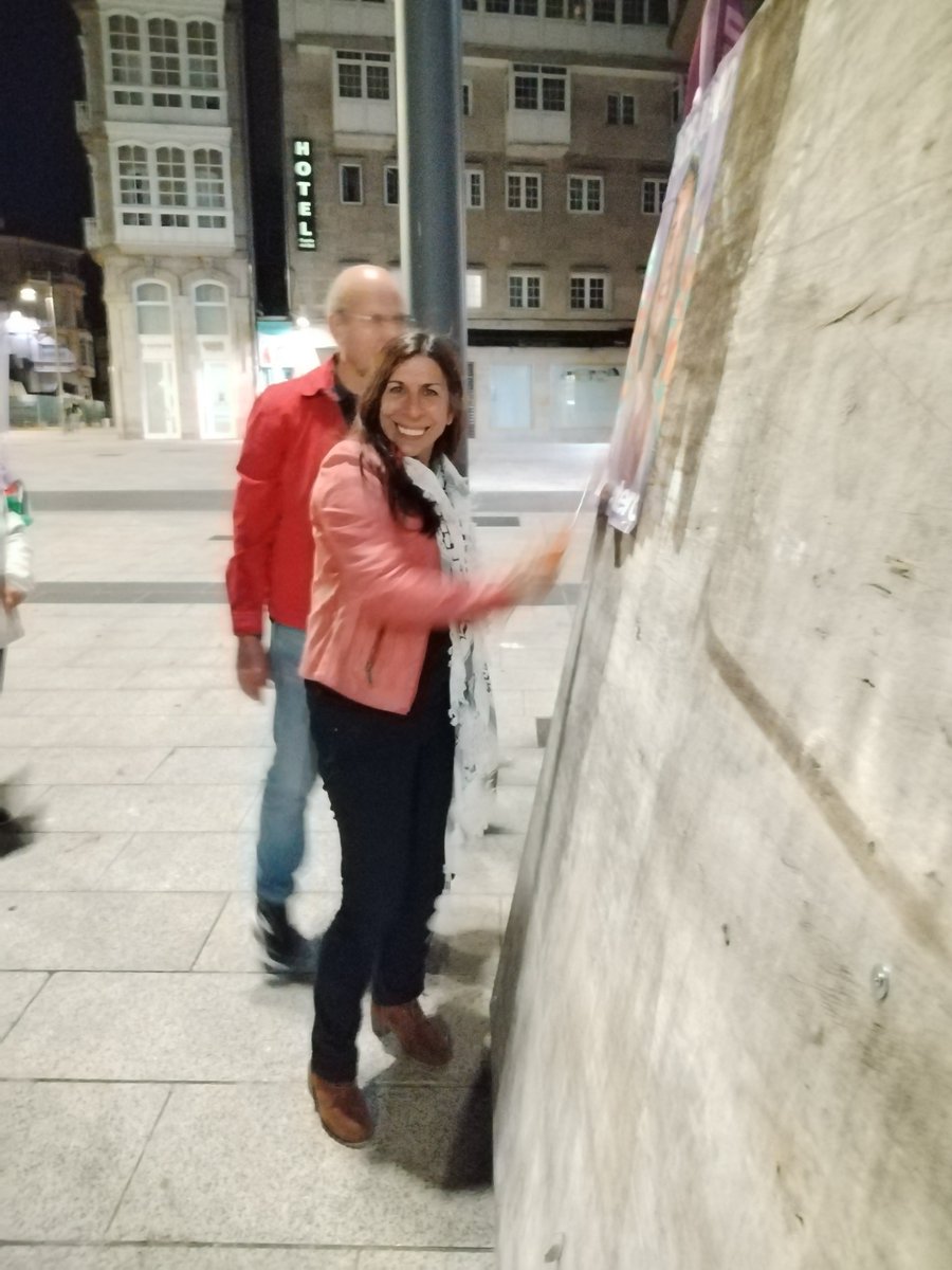 @PodemosVigo @Meli__Vazquez 
Comienza la campaña con la tradicional pegada de carteles.
💜#IreneMonteroAEuropa
💜#ValentiaParaTransformar
SÍ se puede!!! 💪🏼