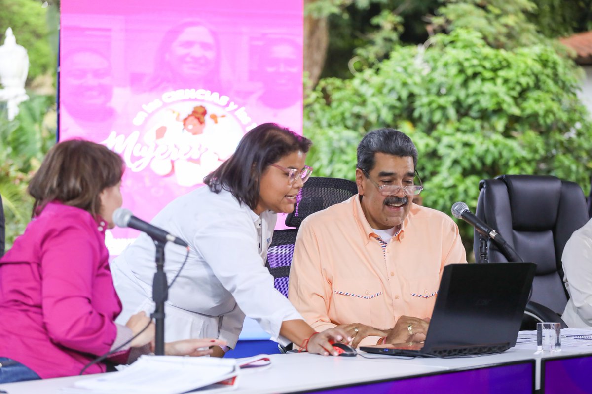 NicolasMaduro's tweet photo. Tuve el honor de participar en el Encuentro de “Mujeres en las Ciencias”, con investigadoras, científicas y mujeres del conocimiento que nos llenan de orgullo, es por ello que hoy #23May, procedimos a financiar 210 proyectos de investigación, pertinentes y útiles a la realidad social, económica y priorizados para la  transformación y cambio que requiere Venezuela.