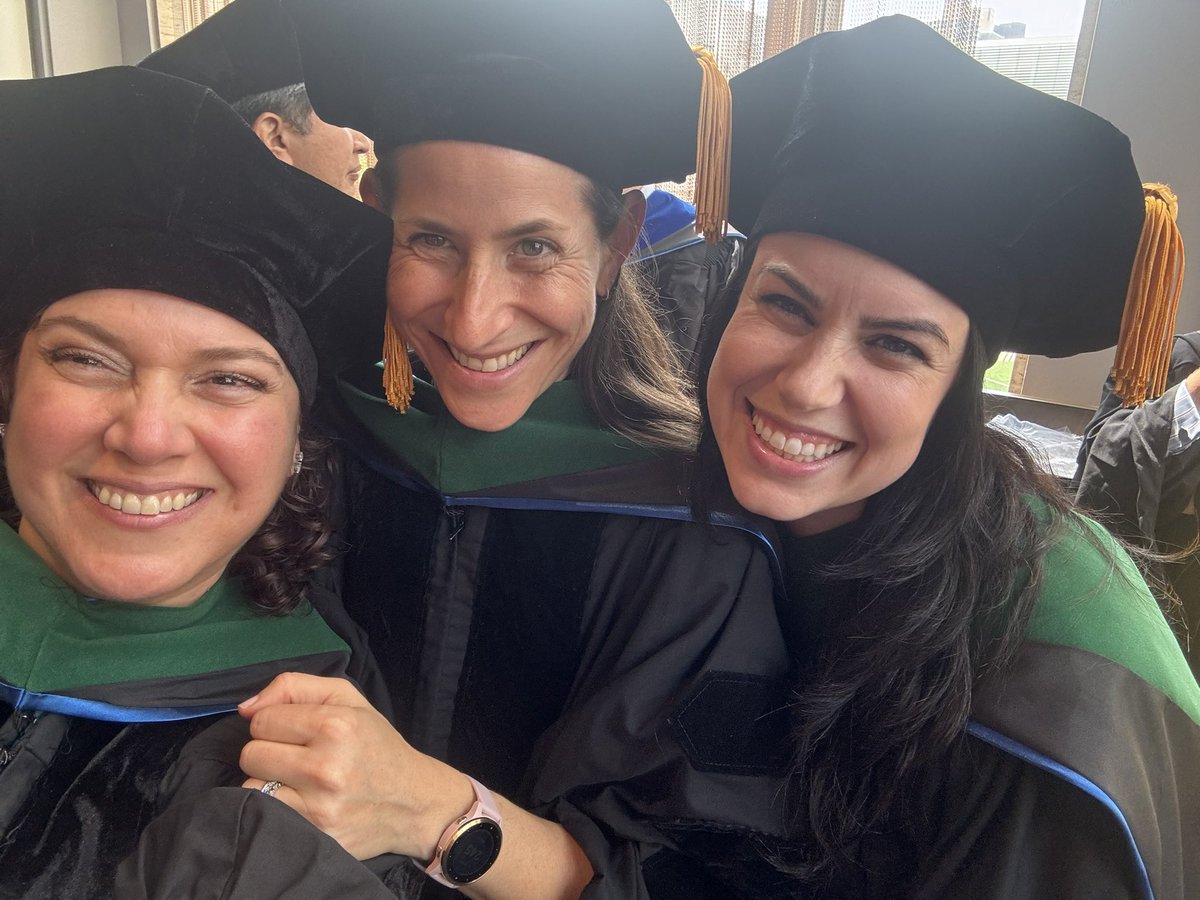 LaurenTRothMD's tweet photo. Congratulations @EinsteinMed Class of 2024! Such a full circle moment for this proud @EinsteinAlumni https://t.co/bXjgpC8sni