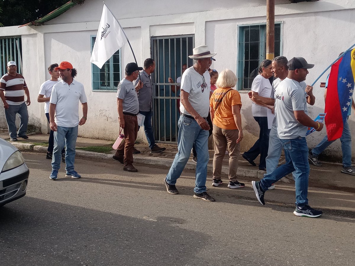 #23may | Desde la populosa comunidad Sabanita, Yaritagua municipio Peña, y con un claro mensaje a los vecinos: 'La unidad está presente con @EdmundoGU Presidente. Por una Venezuela libre y de los venezolanos, este #28Julio todo Ed mundo vota por la manito.
#ADYaracuyEnMovimiento