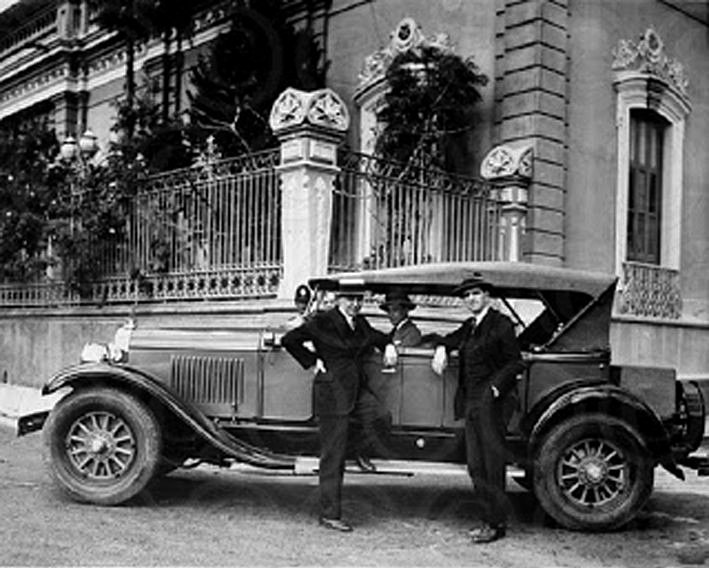 No es Chicago de los años 20'. Es una fotografia de esa época tomada en las afueras del Palacio de Miraflores que muestra a unos visitantes a la sede presidencial.