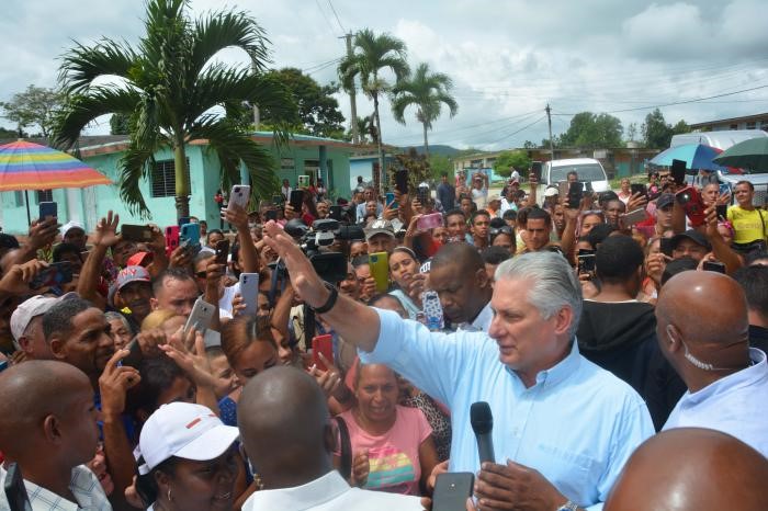 El Presidente de la República de Cuba, Miguel Díaz-Canel Bermúdez, visitó Yateras, el quinto municipio al cual la dirección del país llega en la provincia de Guantánamo desde que comenzó el 2024. 🔗acortar.link/PnWs1Q
