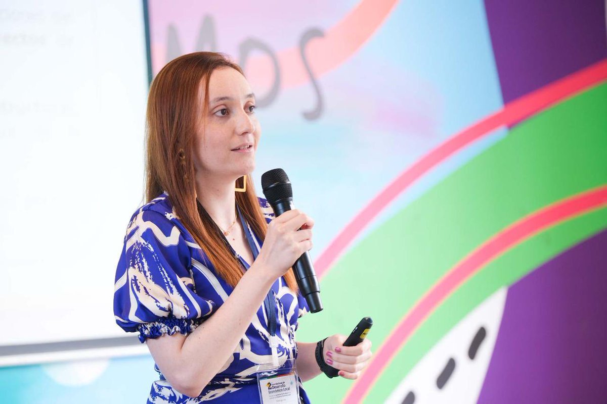 DNP_Colombia's tweet photo. Según la directora de Innovación y Desarrollo Empresarial del #DNP, @MoniOrtiz94, el segundo Foro Nacional de Desarrollo Económico Local es un espacio que permite visibilizar y materializar la Política de Reindustrialización desde los territorios.
“Es fundamental reconocer que las economías populares, las micro, pequeñas, medianas y grandes empresas hacen aportes enormes para la transformación productiva del país, lo que incide en el cierre de brechas y en la generación de ingresos sostenibles para las comunidades”, señaló.