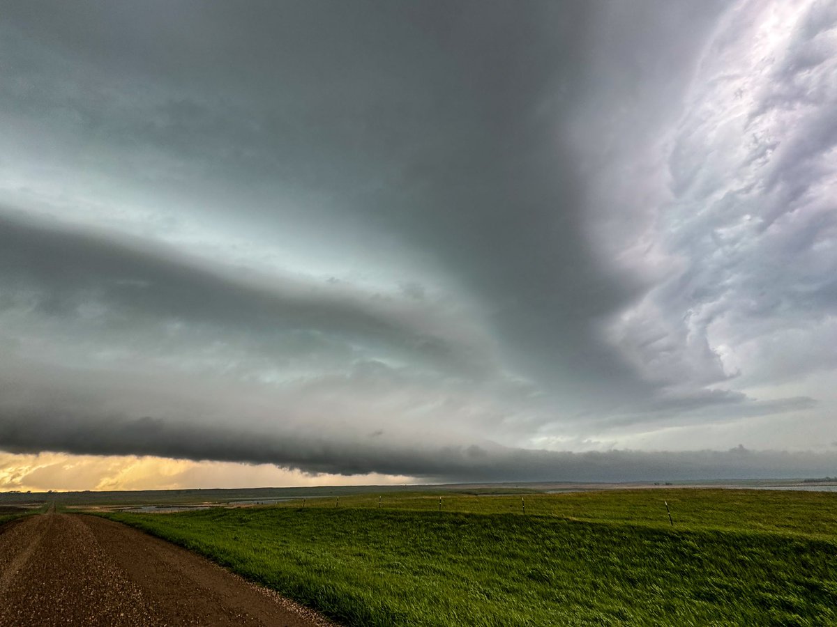 INCREDIBLE supercell structure south of Fredonia, ND! #ndwx