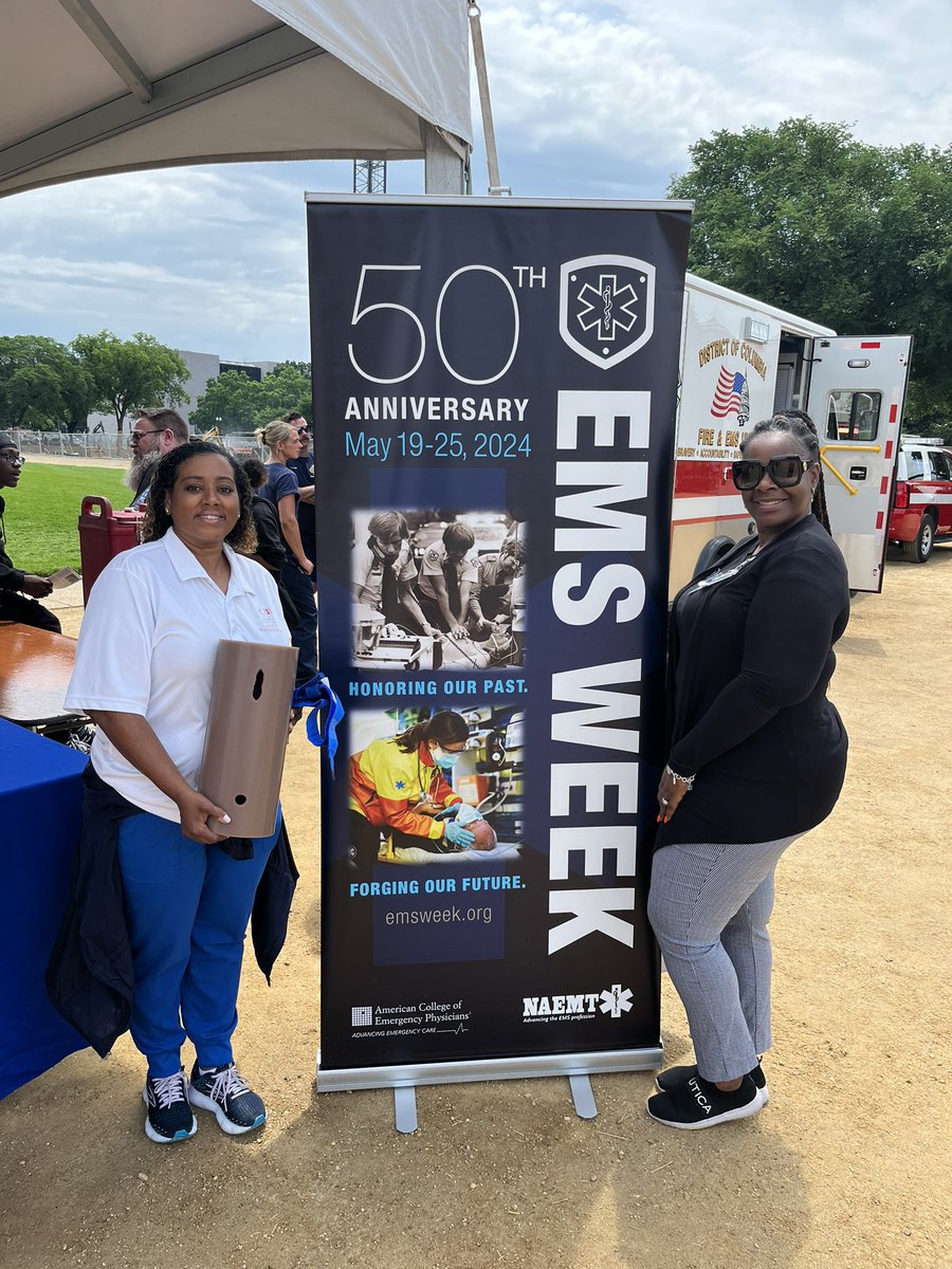 kamh7's tweet photo. @HowardUGenSurg Excited to share time with the other Level 1 Trauma Centers to teach @acsSTOPTHEBLEED celebrating #emsweek with @dcfireems ..and looked who stopped by @pturnermd https://t.co/xjoEHsYLQa