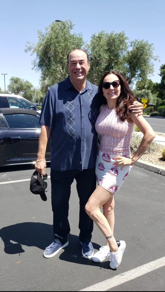 🎰🍹Casual lunch turned star-studded with Jon Taffer from 'Bar Rescue'! Chatted about his new bourbon and showed off my Slot Bunny skirt. What a cool guy! 🐰✨ #LasVegas  #BarRescue #Realitytv @jontaffer @TaffersBourbon