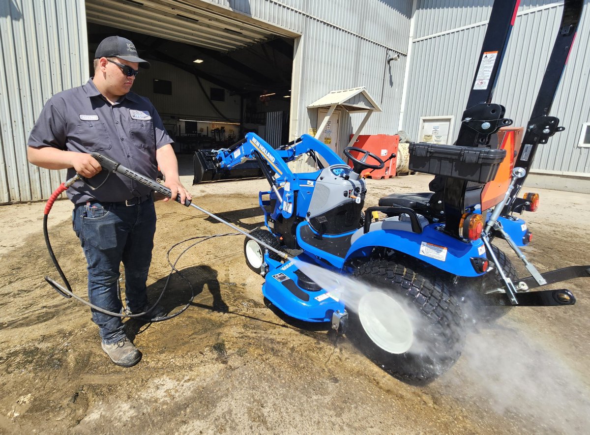 What a day it's been!

Gorgeous. Absolutely gorgeous.

Under the bright blue sky, that blue paint was just popping … thanks to the tidy work of Austin Dickinson at our Chesley store.

#RobertsFarmEquipment #RFE #NewHolland #BlueTractors #OntAg