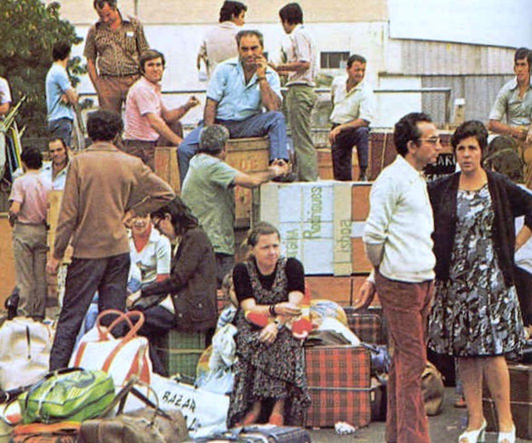 _failedsociety's tweet photo. Chegou a hora de remigrar os africanos para África, tal como os retornados foram remigrados para Portugal em 1975. https://t.co/v2ghk2bUMo