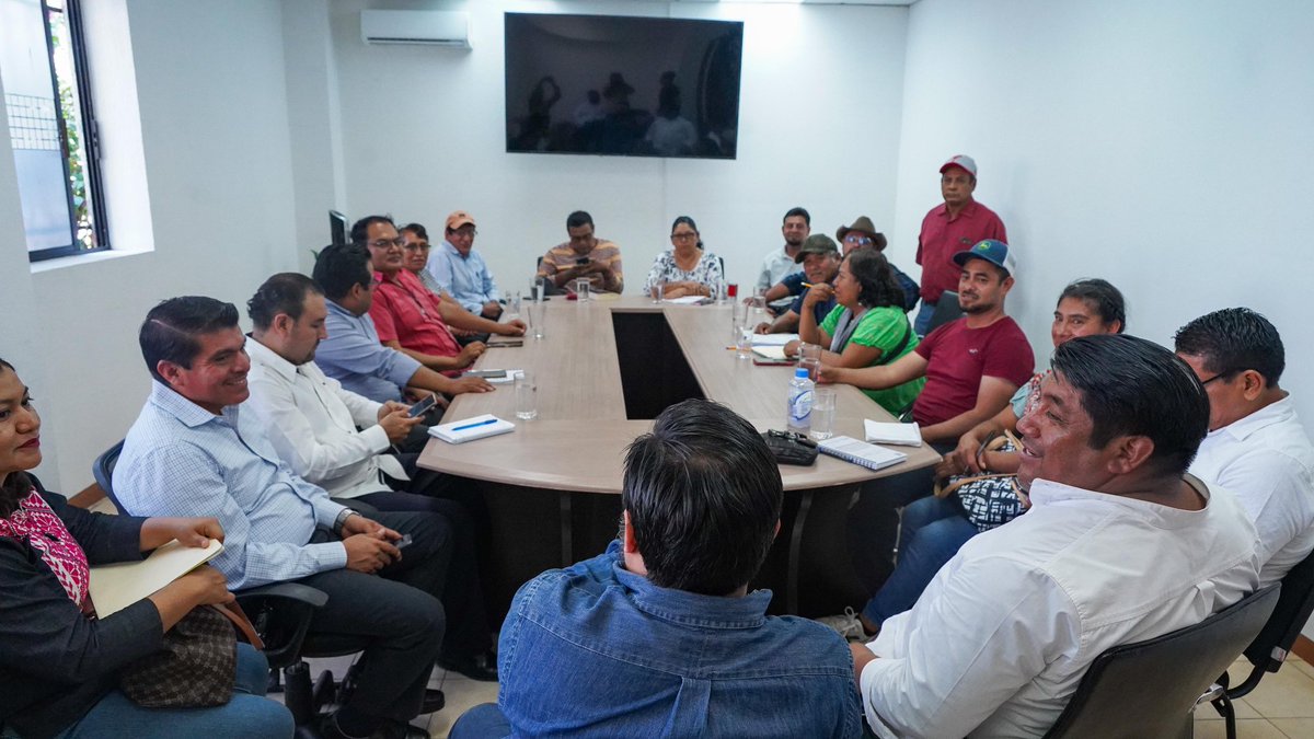 Continuando con las mesas de atención, la SEGO, la @CDPAZ_GobOax y la @FISCALIA_GobOax, dialogaron con autoridades mpales. de Ayoquezco de Aldama, a quienes después de escuchar en sus planteamientos, se acordó trabajar para garantizar una jornada electoral pacífica y segura.