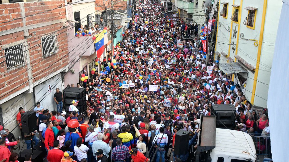 Sorprendente movilización la que realizó el pueblo revolucionario de la populosa parroquia La Vega, en Caracas. Es increíble el vigor y la alegría de los hombres, mujeres y la juventud de la Patria que alzan su voz exigiendo el cese del bloqueo imperial en contra nuestra nación.