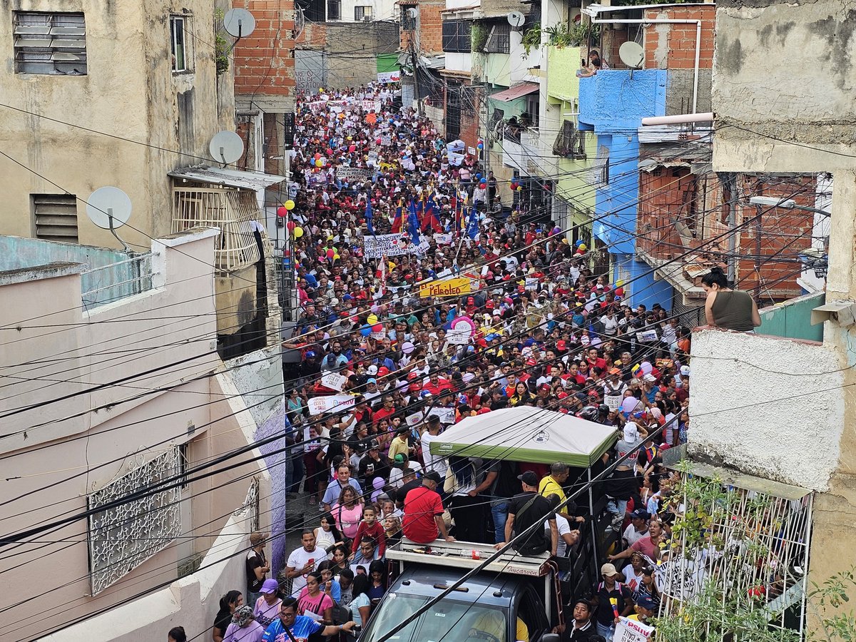 NicolasMaduro's tweet photo. Sorprendente movilización la que realizó el pueblo revolucionario de la populosa parroquia La Vega, en Caracas. Es increíble el vigor y la alegría de los hombres, mujeres y la juventud de la Patria que alzan su voz exigiendo el cese del bloqueo imperial en contra nuestra nación. ¡Viva la Vega! ¡Vamos pa´ lante!