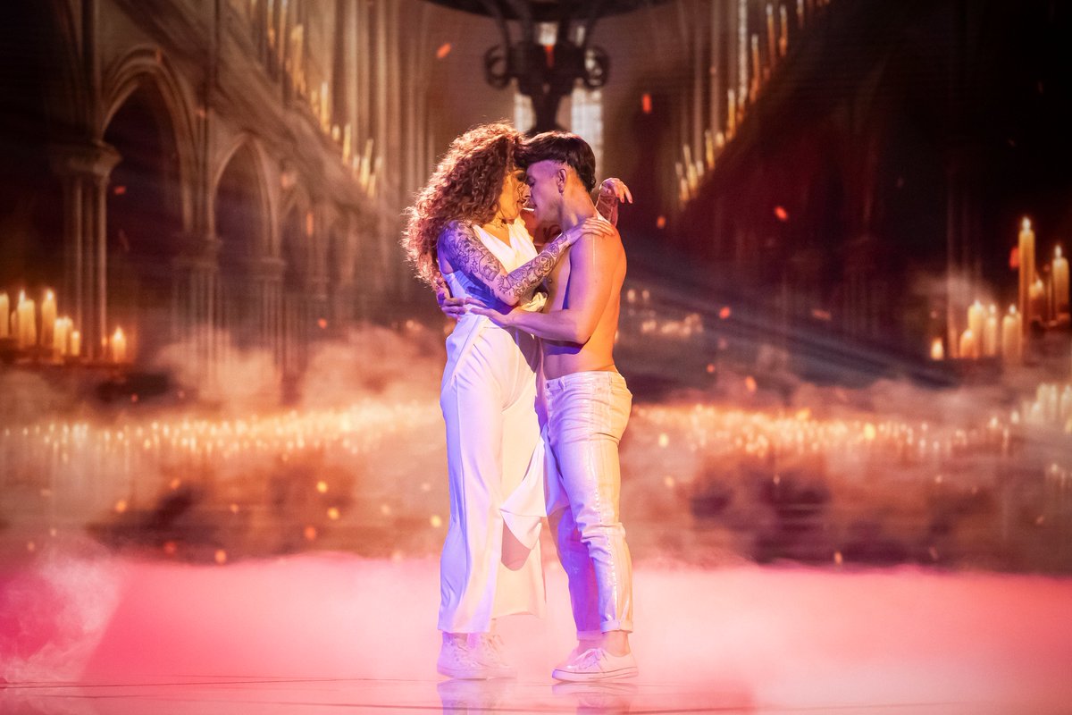 Qué delicadeza, qué bonito lo hacéis Sofía y Vachiano ❤️ ¡Lo habéis hecho increíble, chicos! ¿Estáis de acuerdo?

#BailaComoPuedas

⭕️ rtve.es/directo/la-1/
