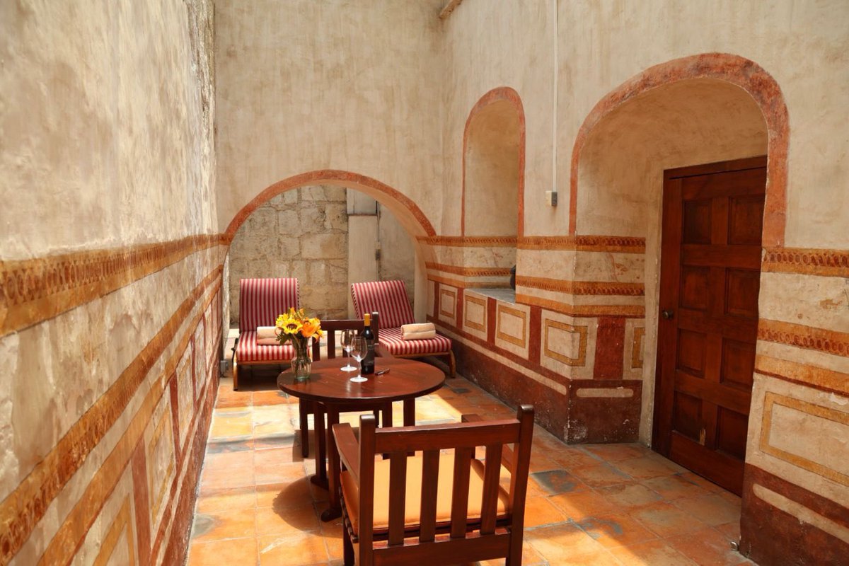 FoodandTravelMX's tweet photo. La arquitectura del Ex-convento de Santa Catalina de Siena enmarcará tu estancia en #QuintaReal #Oaxaca. Esta propiedad completamente restaurada cuenta con 91 habitaciones, alberca, gimnasio, restaurante y bar. Además de servicios que harán tu estancia aún más cómoda, entre ellos: agencia de viajes, lavandería, concierge y servicio a cuarto las 24 horas. @quintarealh