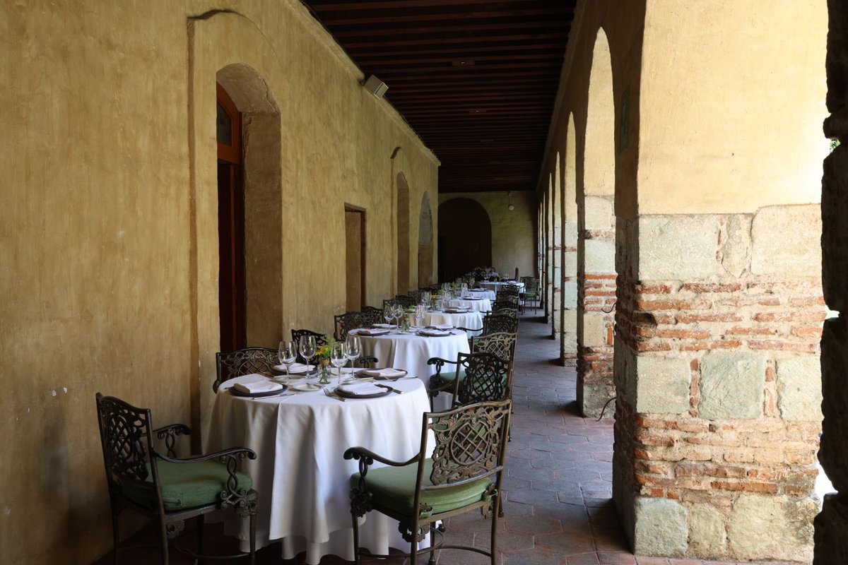 FoodandTravelMX's tweet photo. La arquitectura del Ex-convento de Santa Catalina de Siena enmarcará tu estancia en #QuintaReal #Oaxaca. Esta propiedad completamente restaurada cuenta con 91 habitaciones, alberca, gimnasio, restaurante y bar. Además de servicios que harán tu estancia aún más cómoda, entre ellos: agencia de viajes, lavandería, concierge y servicio a cuarto las 24 horas. @quintarealh
