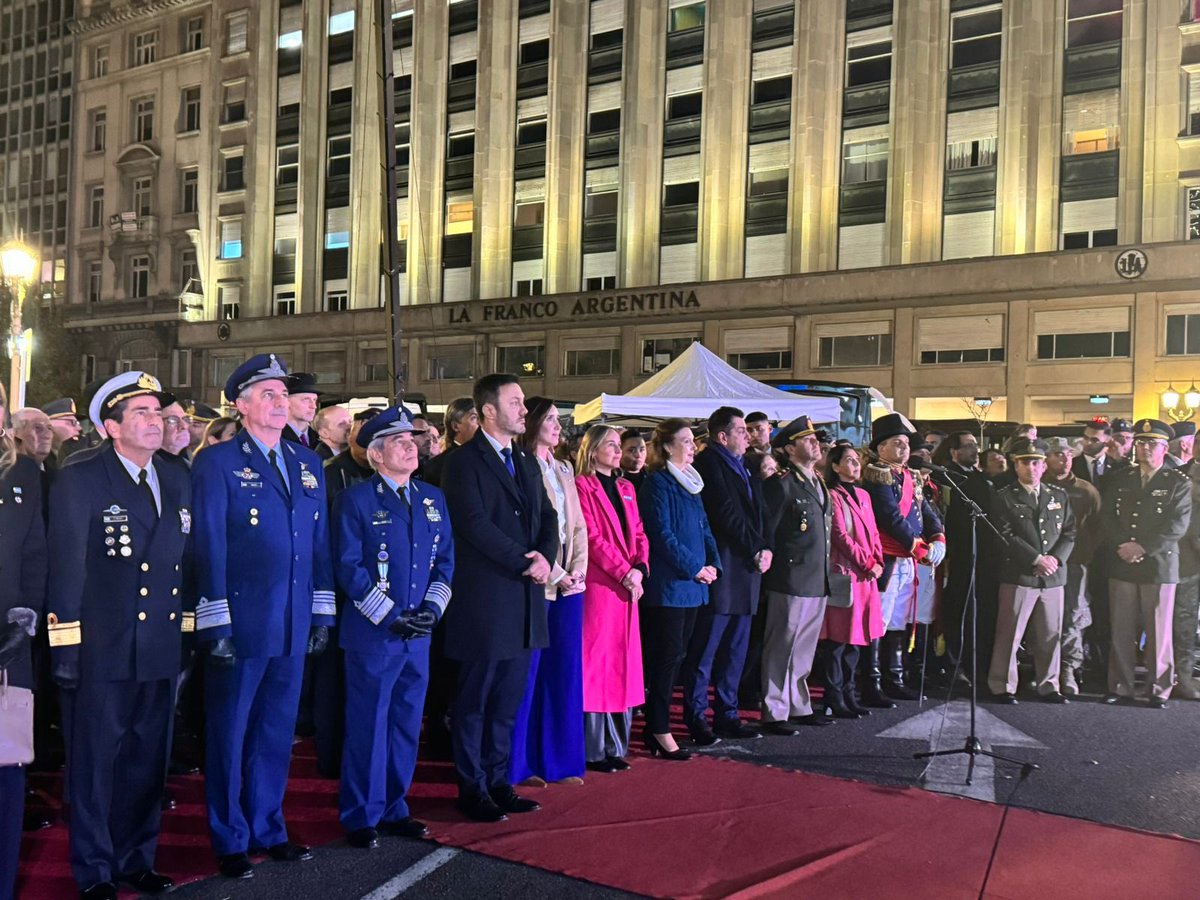 VickyVillarruel's tweet photo. Cambio de Guardia del Regimiento de Infantería 1 Patricios en el Cabildo de la Ciudad de Buenos Aires. Agradezco al @Ejercito_Arg la invitación. Estuvimos junto al Ministro de Defensa Luis Petri, la Canciller Diana Mondino, la Vicejefa de Gobierno de CABA Clara Muzzio, el Jefe del Ejército Grl Presti y demás autoridades de las FFAA. 🇦🇷
