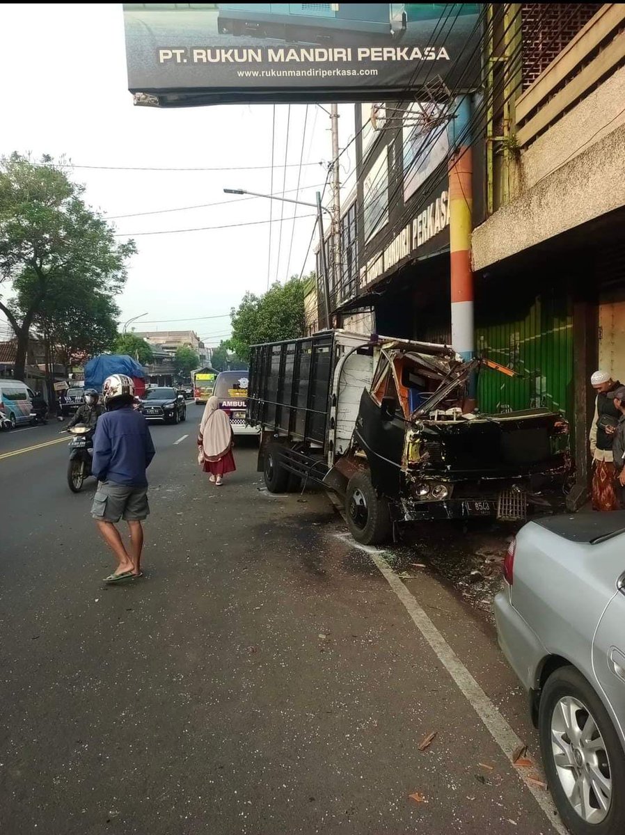 07.35 #trafficreportmlg Hati-hati yang mau ke sekitar Mergosono, ada laka tunggal truk menabrak tiang listrik di dekat flyover kota lama. (pd-an)