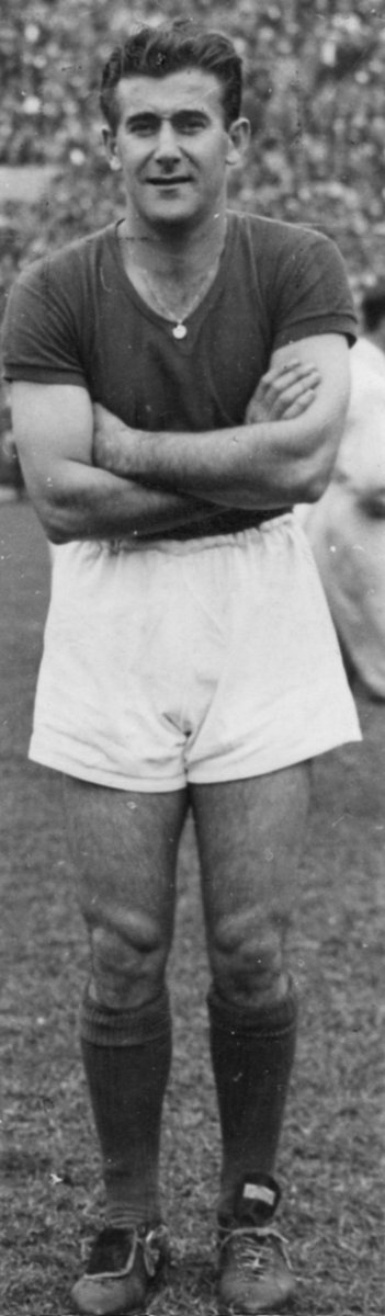 SoutinhoFelipe's tweet photo. Cuando  visité por primera vez a Buenos Aires, tuve el privilegio de conocer al gran periodista Pablo Ramírez, quien me preguntó cuál era mi jugador favorito. Le contesté: "El maestro René Pontoni". Entonces me regaló esta foto...
@archivo_abierto ,@carlosaira11 ,@lucianochein1 https://t.co/vQUTvTEDKj
